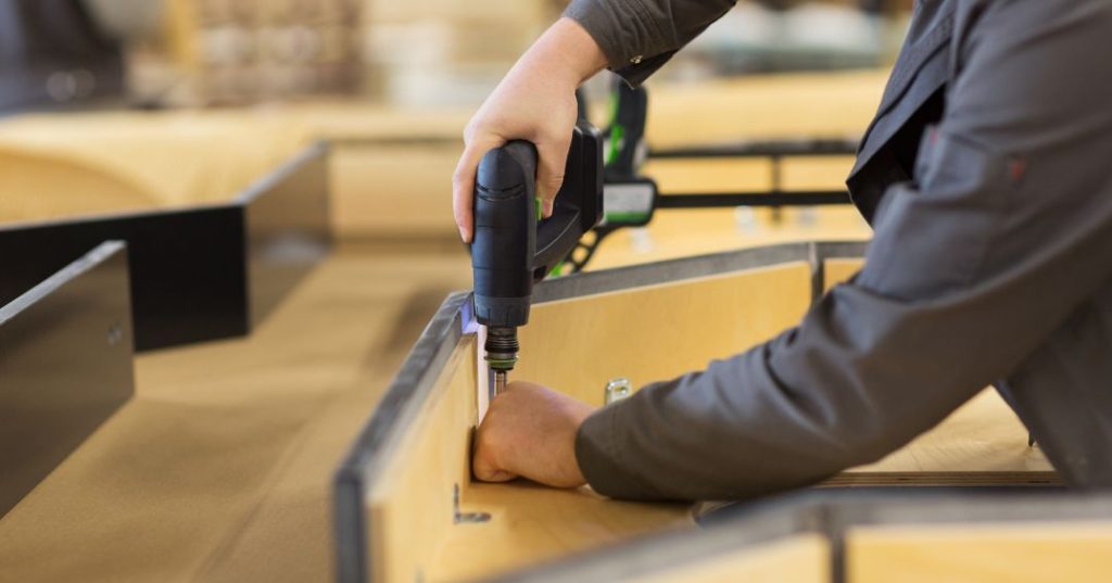 Como Montar Guarda-Roupa em Santo André: 5 Passos e Dicas capa montador de moveis em Santo André